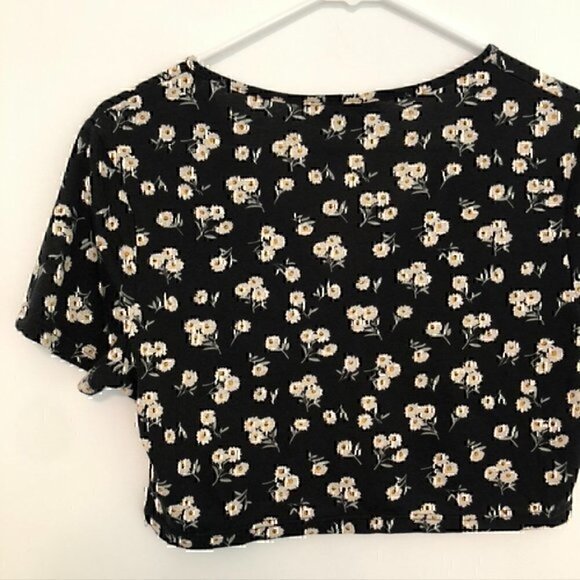 SHEIN Quite Ditsy Floral Print Surplice Neck Crop Top Tee Black White Daisy 12 - Picture 11 of 12